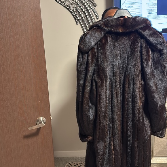 Mahogany 100% Authentic Mink Coat - Picture 4 of 11